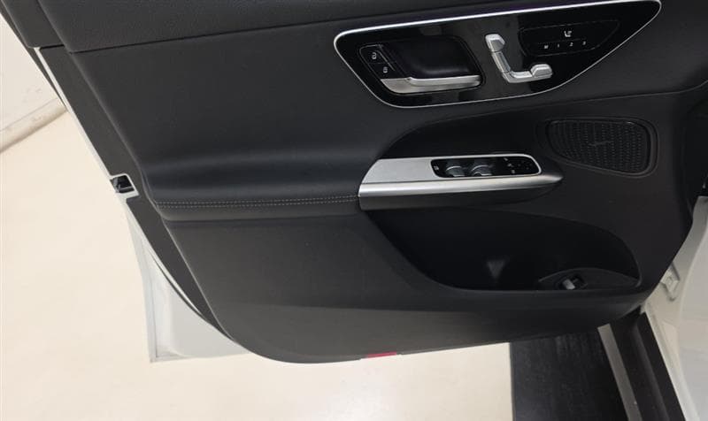 2025 Mercedes-Benz GLC 9