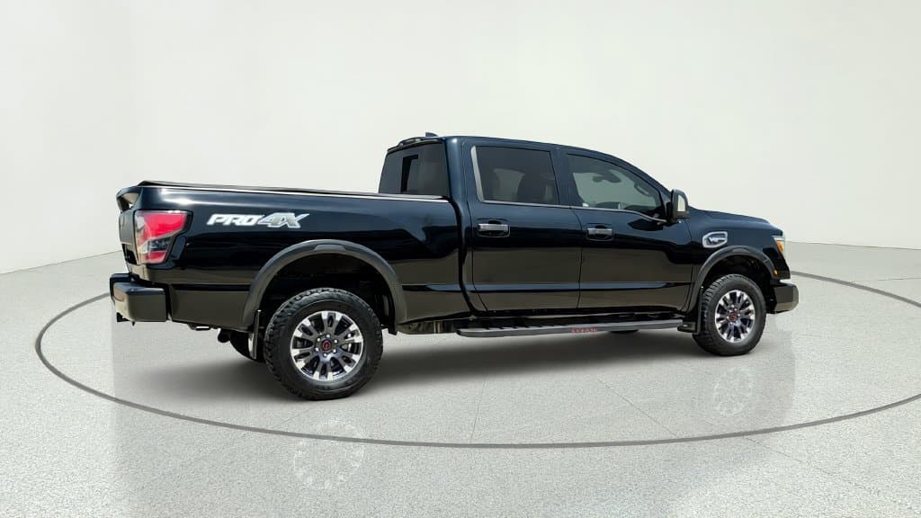 2024 Nissan Titan XD 8