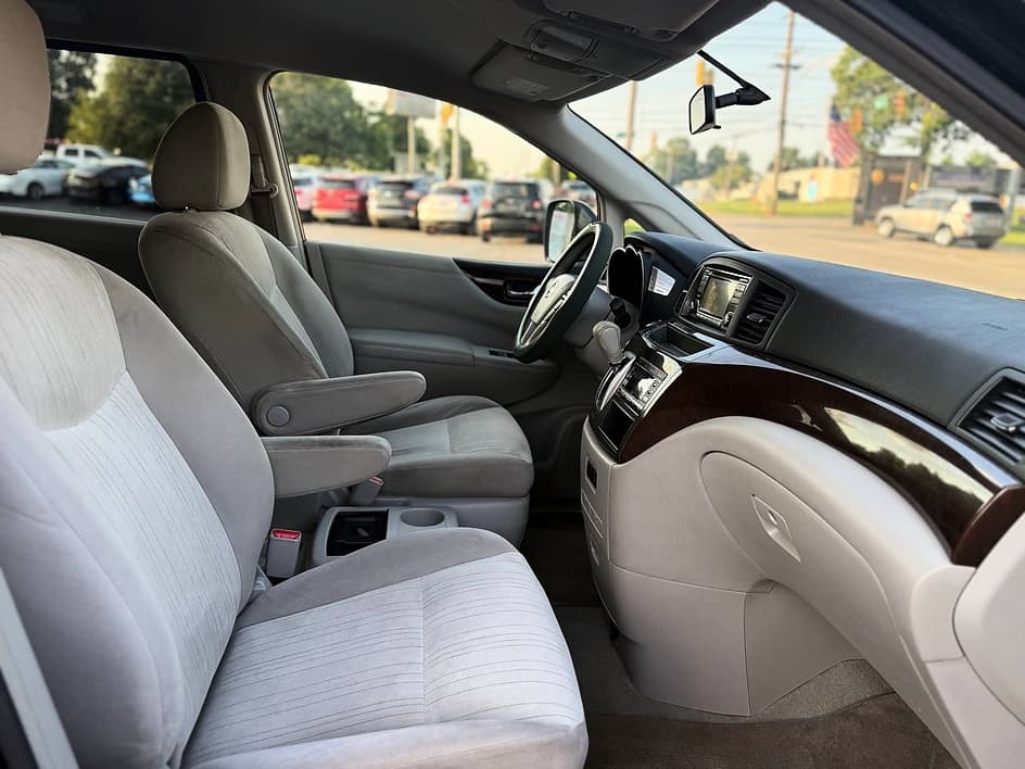 2015 Nissan Quest 23