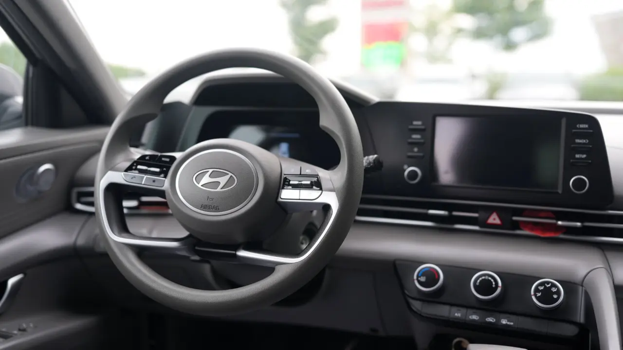 2025 Hyundai Elantra 16