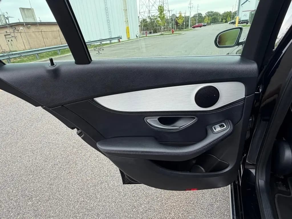2016 Mercedes-Benz C-Class 25