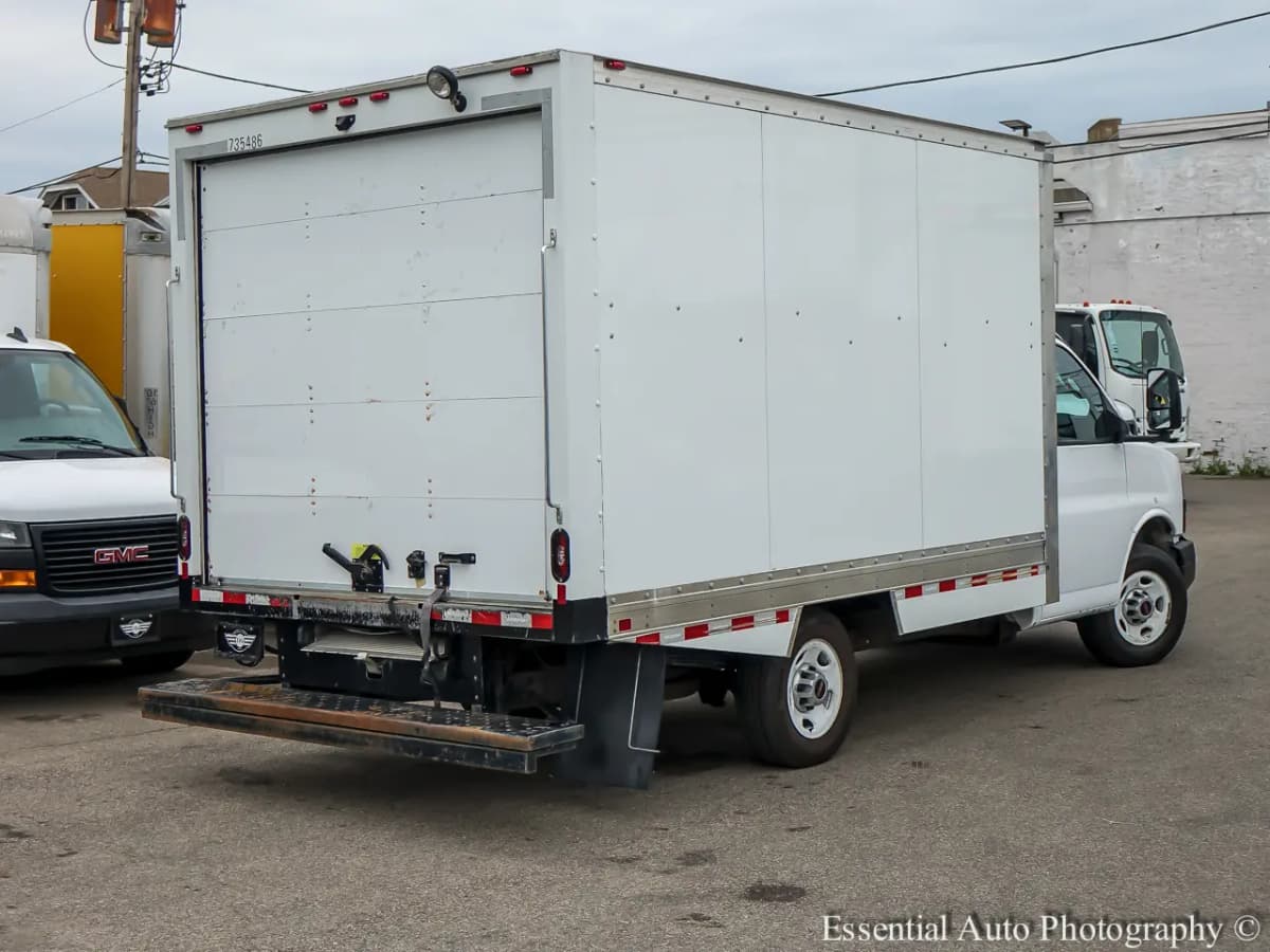 2023 GMC Savana Cutaway 7
