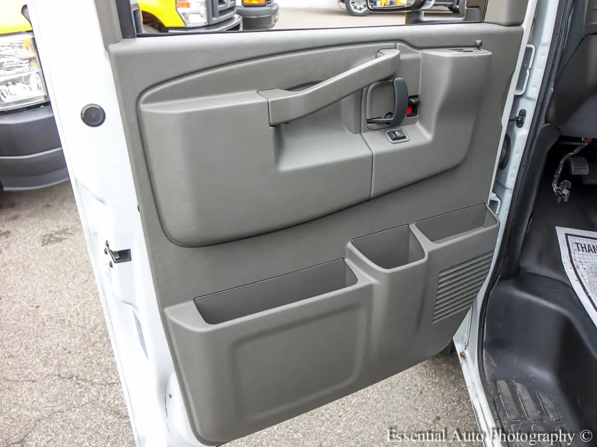 2023 GMC Savana Cutaway 16
