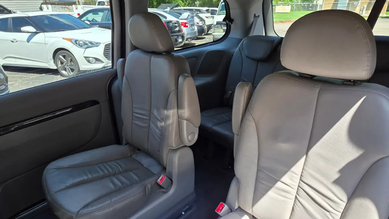 2014 Kia Sedona 16