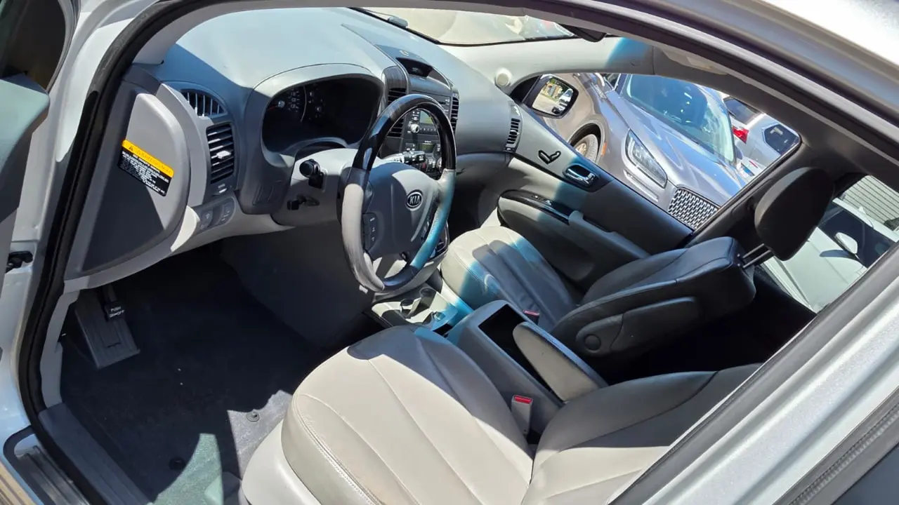 2014 Kia Sedona 17