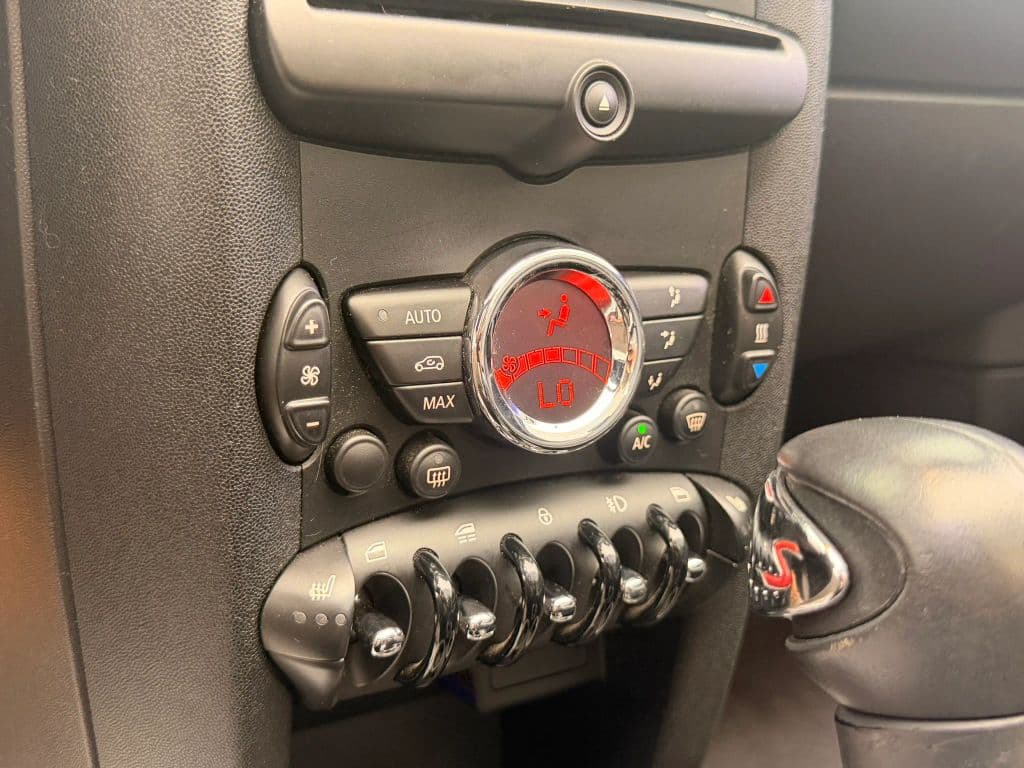 2015 MINI Cooper 23