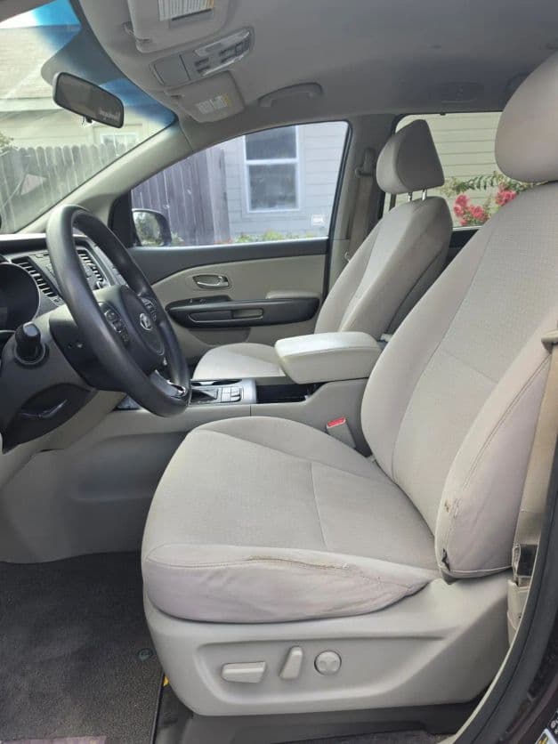 2016 Kia Sedona 12