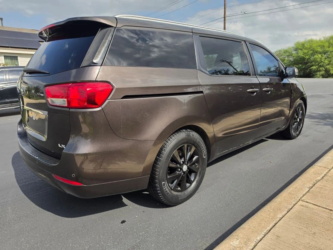 2016 Kia Sedona 6
