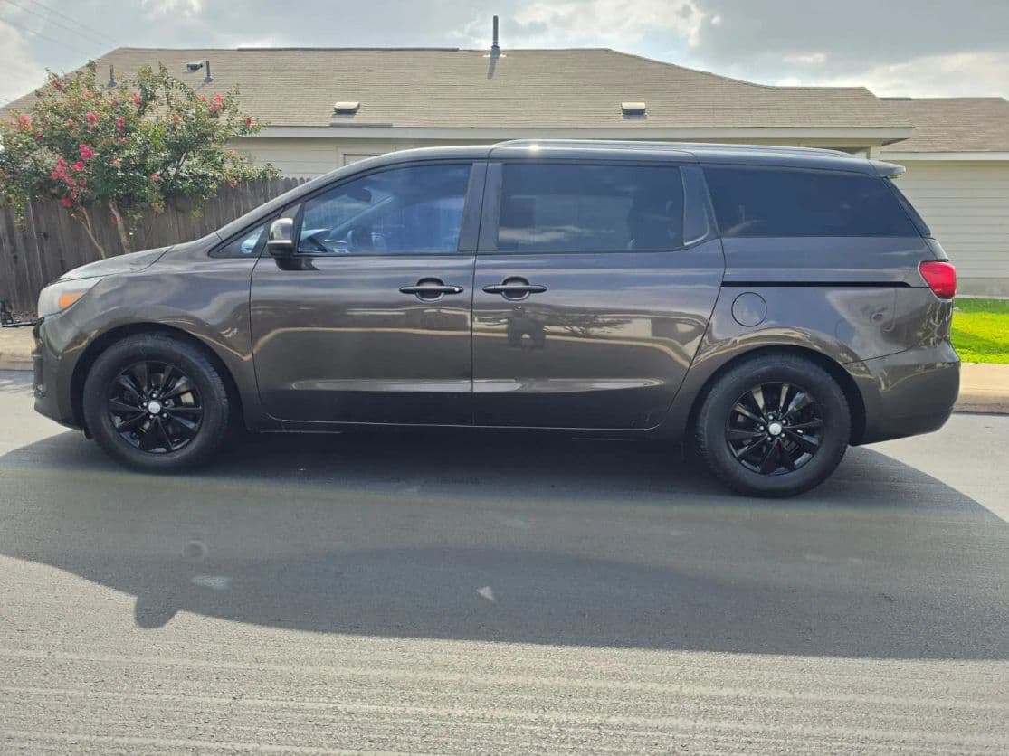 2016 Kia Sedona 8