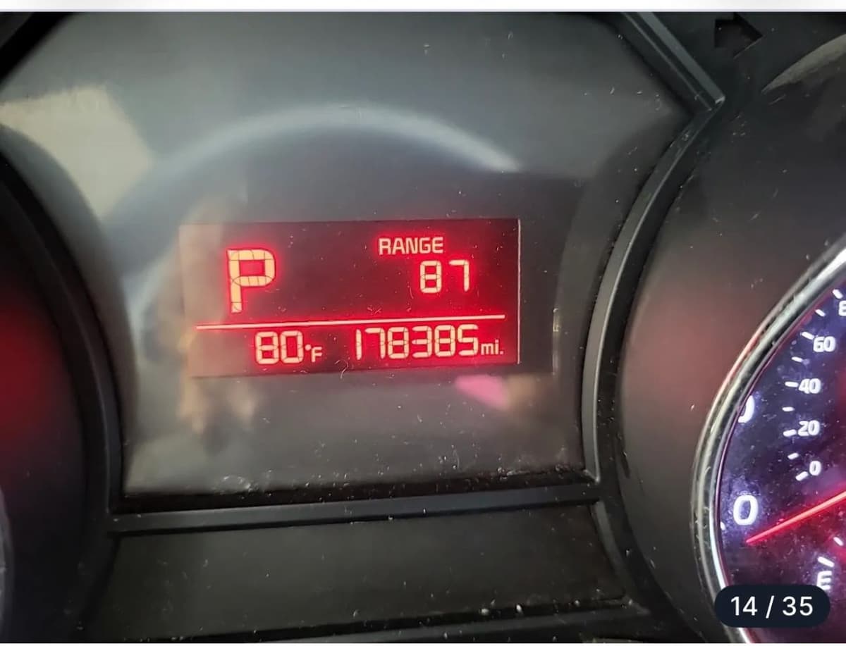 2016 Kia Sedona 12