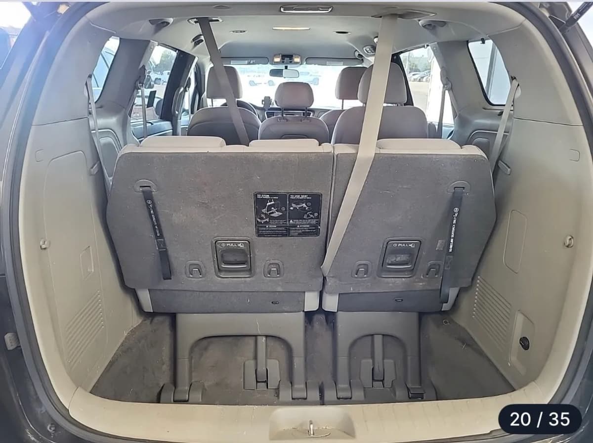 2016 Kia Sedona 18