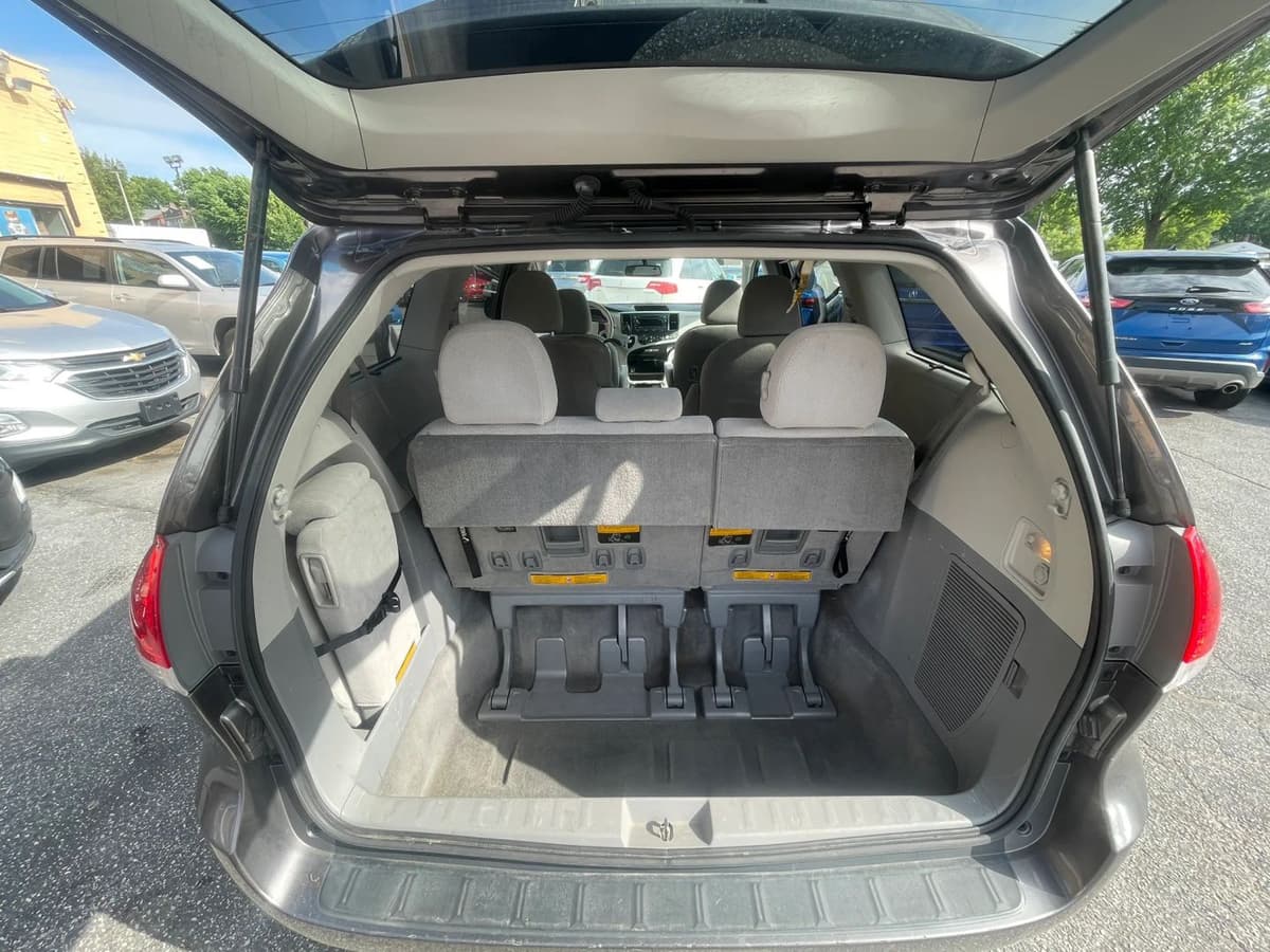 2014 Toyota Sienna 19