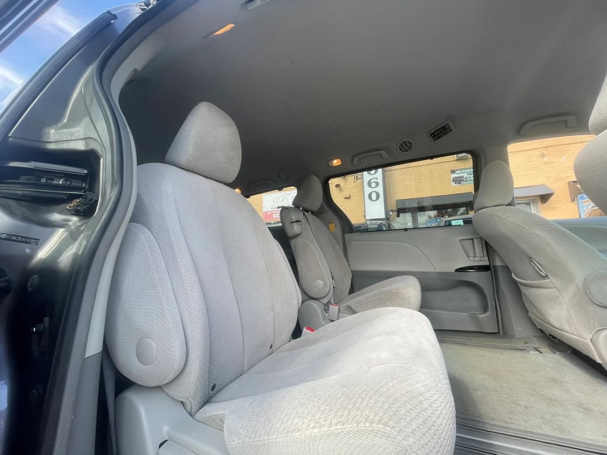 2014 Toyota Sienna 15