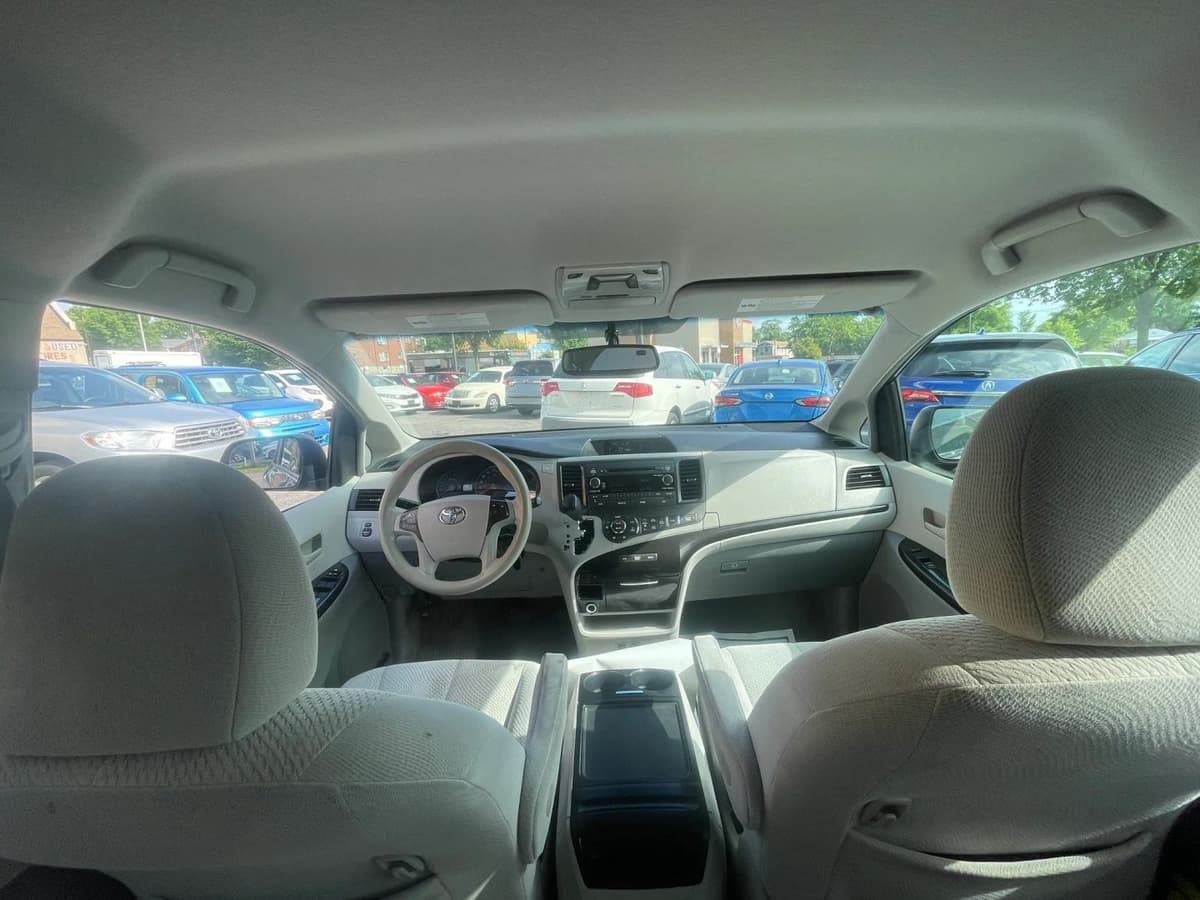 2014 Toyota Sienna 17