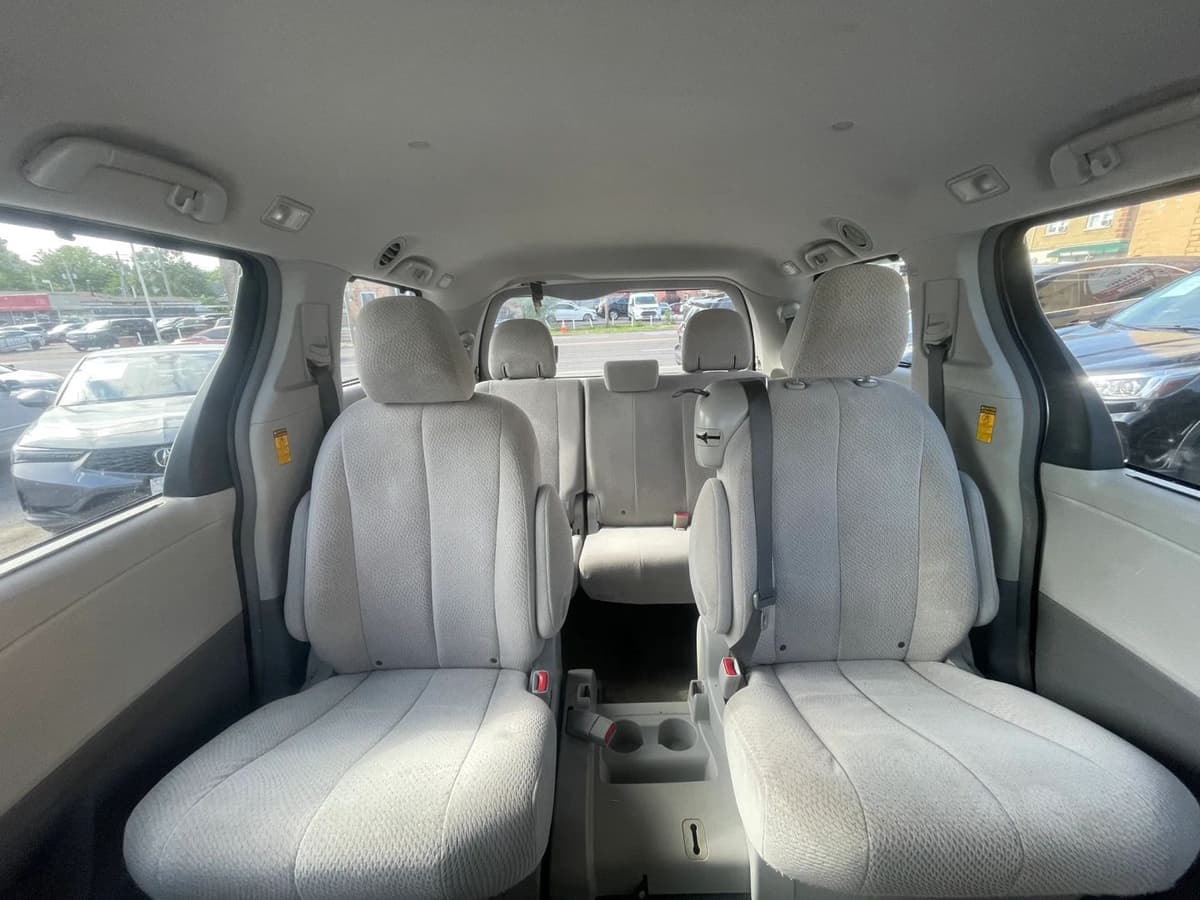 2014 Toyota Sienna 16