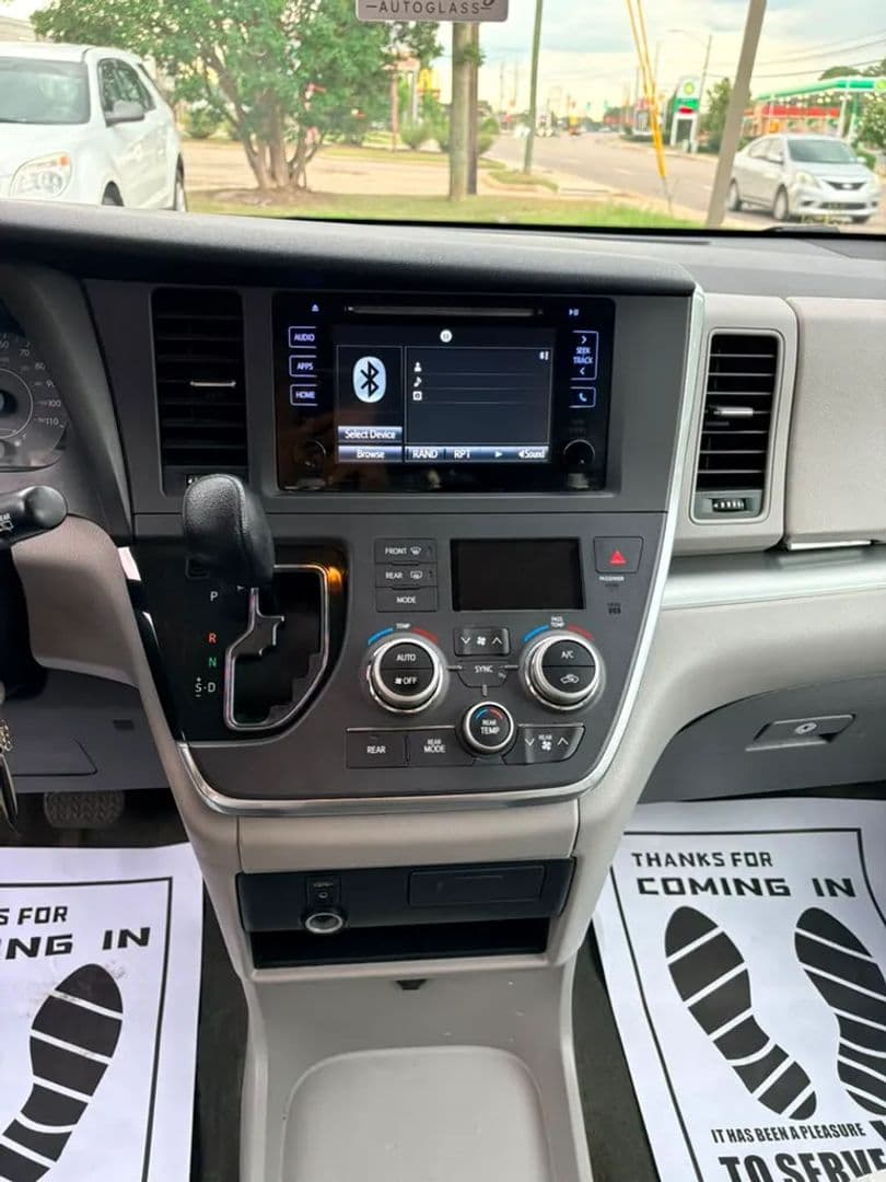 2015 Toyota Sienna 14
