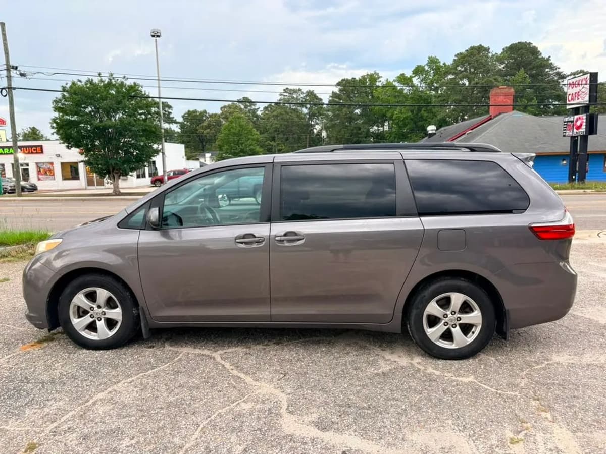 2015 Toyota Sienna 8