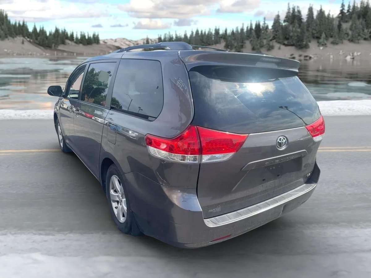 2014 Toyota Sienna 24