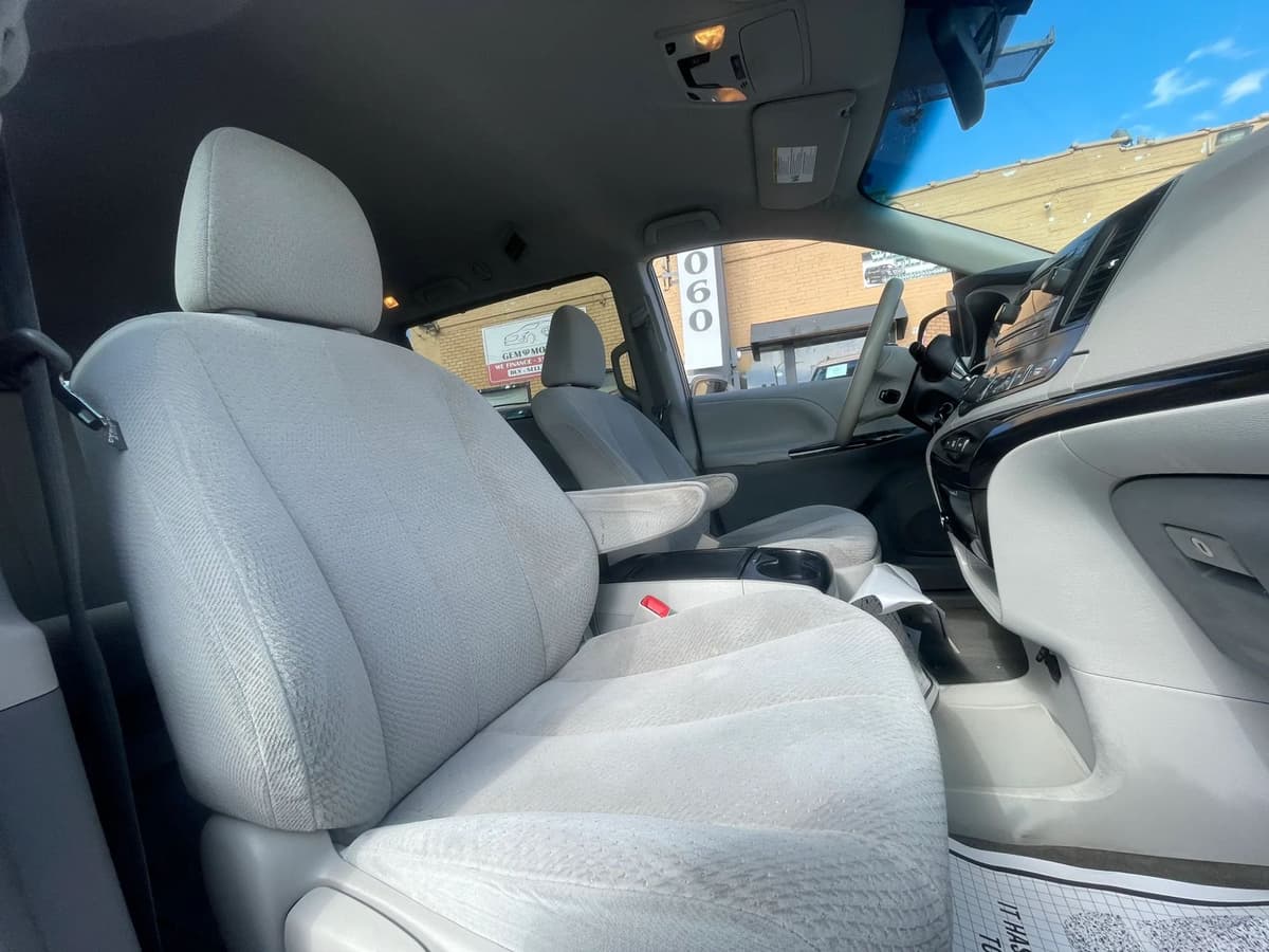 2014 Toyota Sienna 34