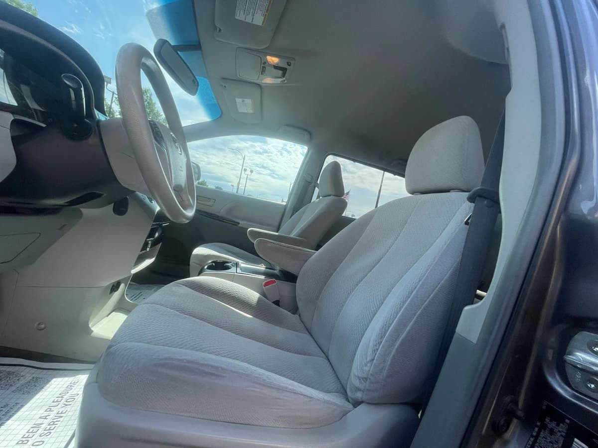 2014 Toyota Sienna 32