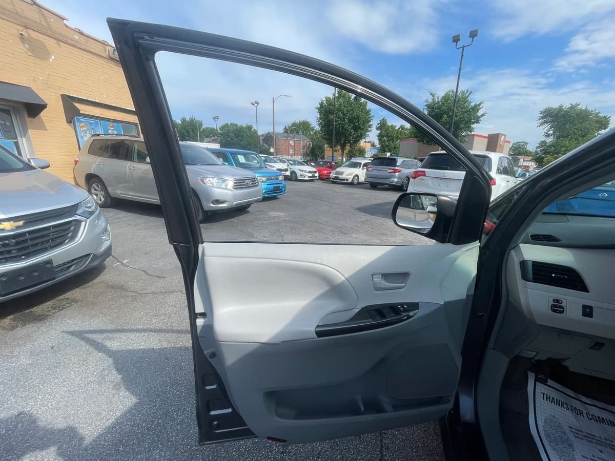 2014 Toyota Sienna 31