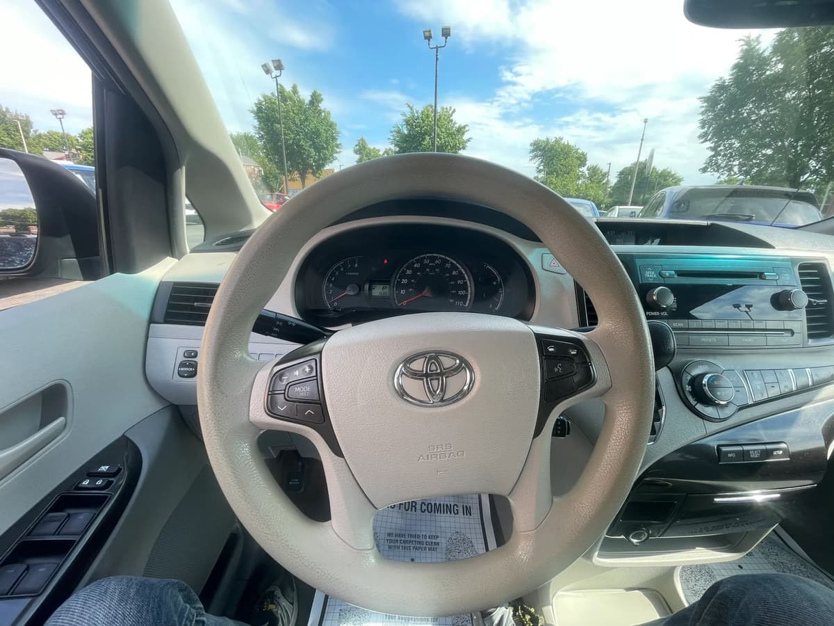 2014 Toyota Sienna 30