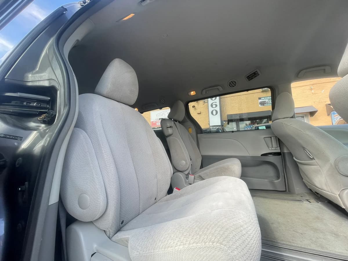 2014 Toyota Sienna 35