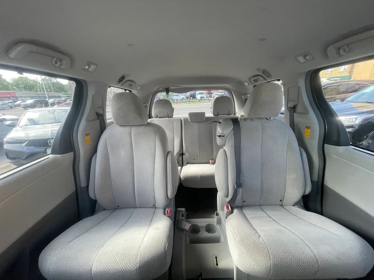 2014 Toyota Sienna 36