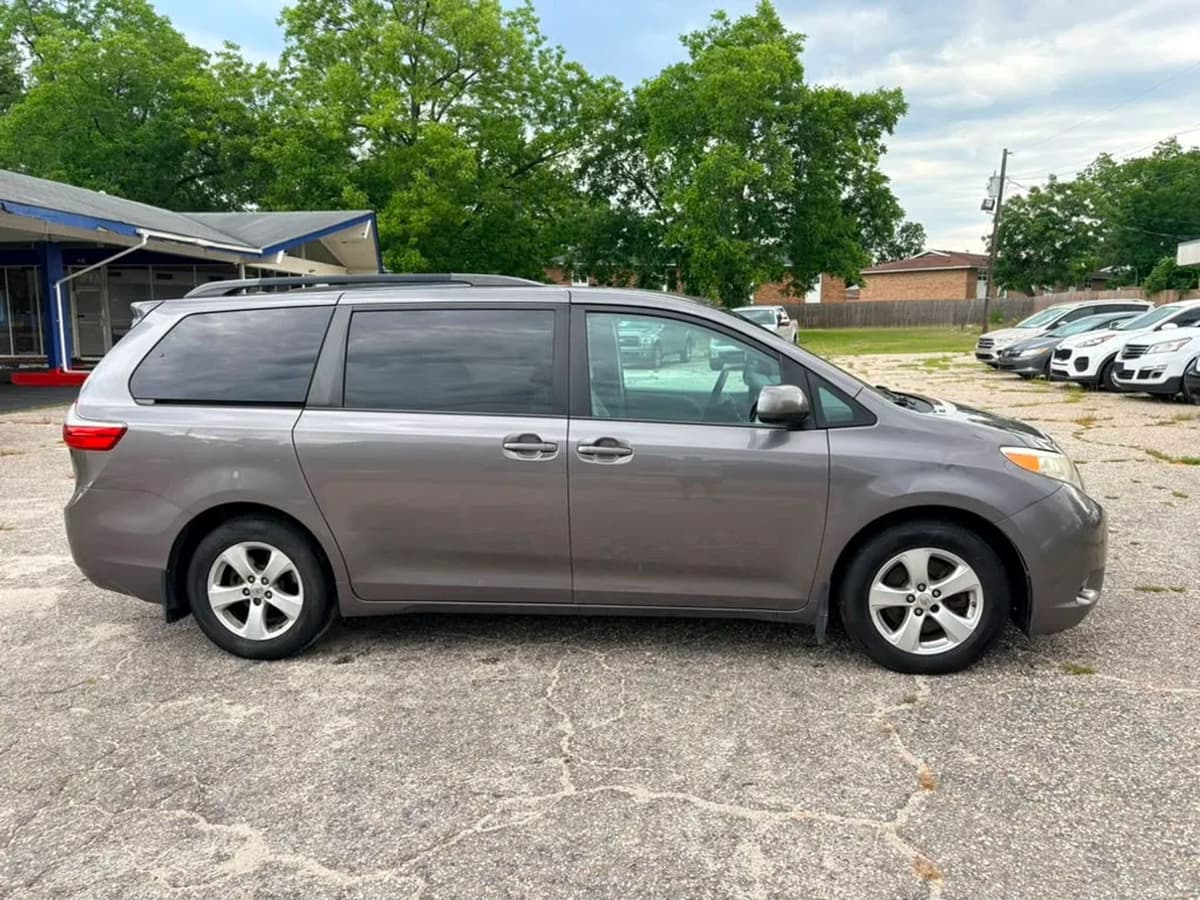 2015 Toyota Sienna 23