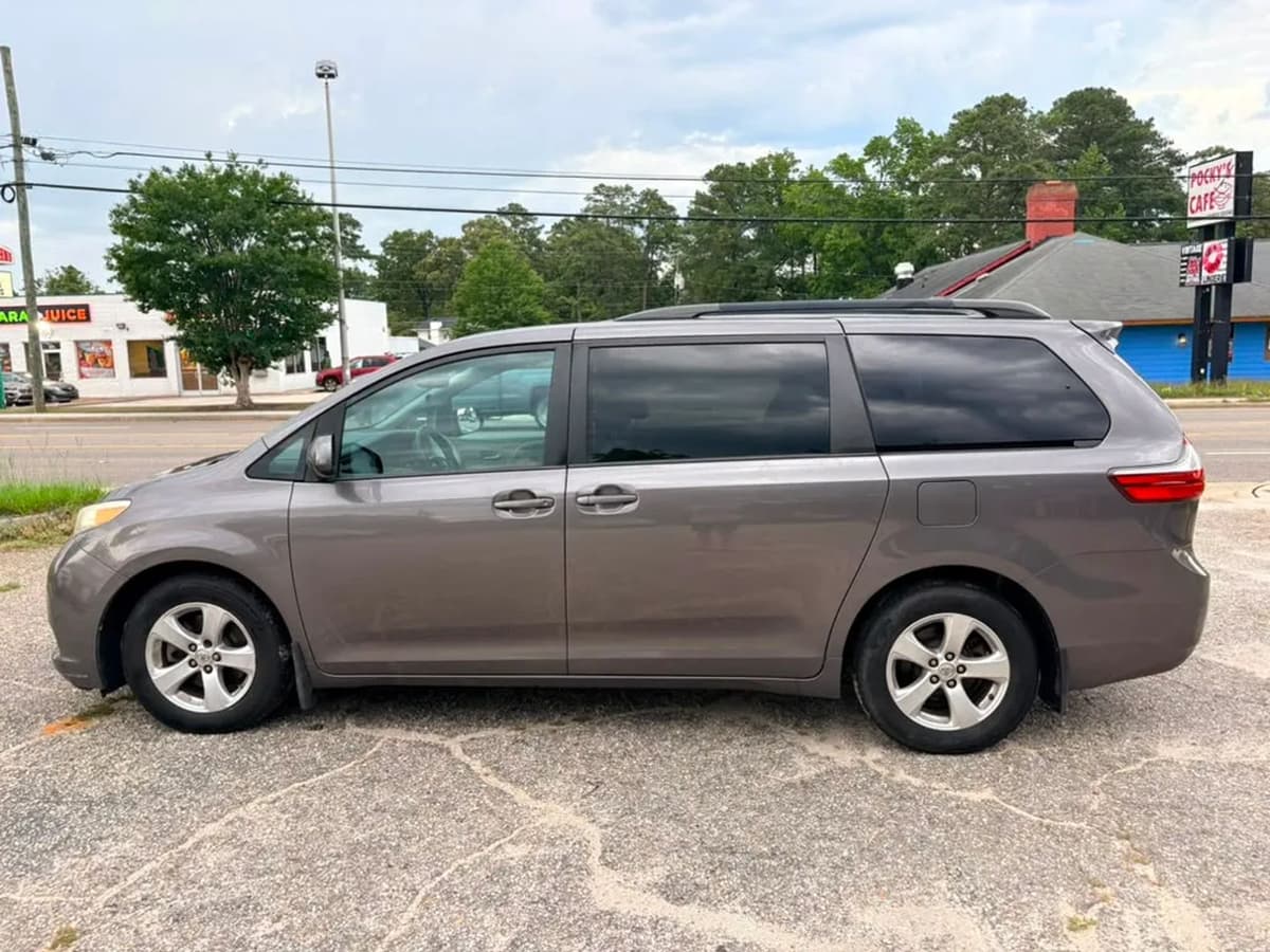 2015 Toyota Sienna 27