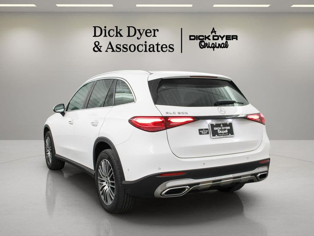 2025 Mercedes-Benz GLC 10