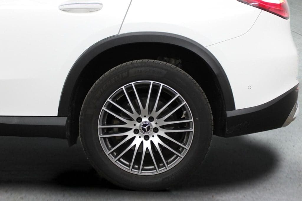 2025 Mercedes-Benz GLC 9