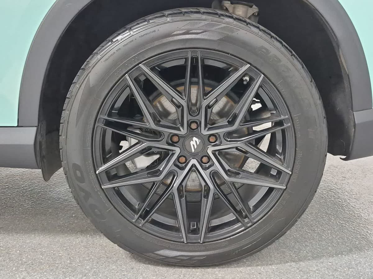 2025 Mercedes-Benz GLC 12