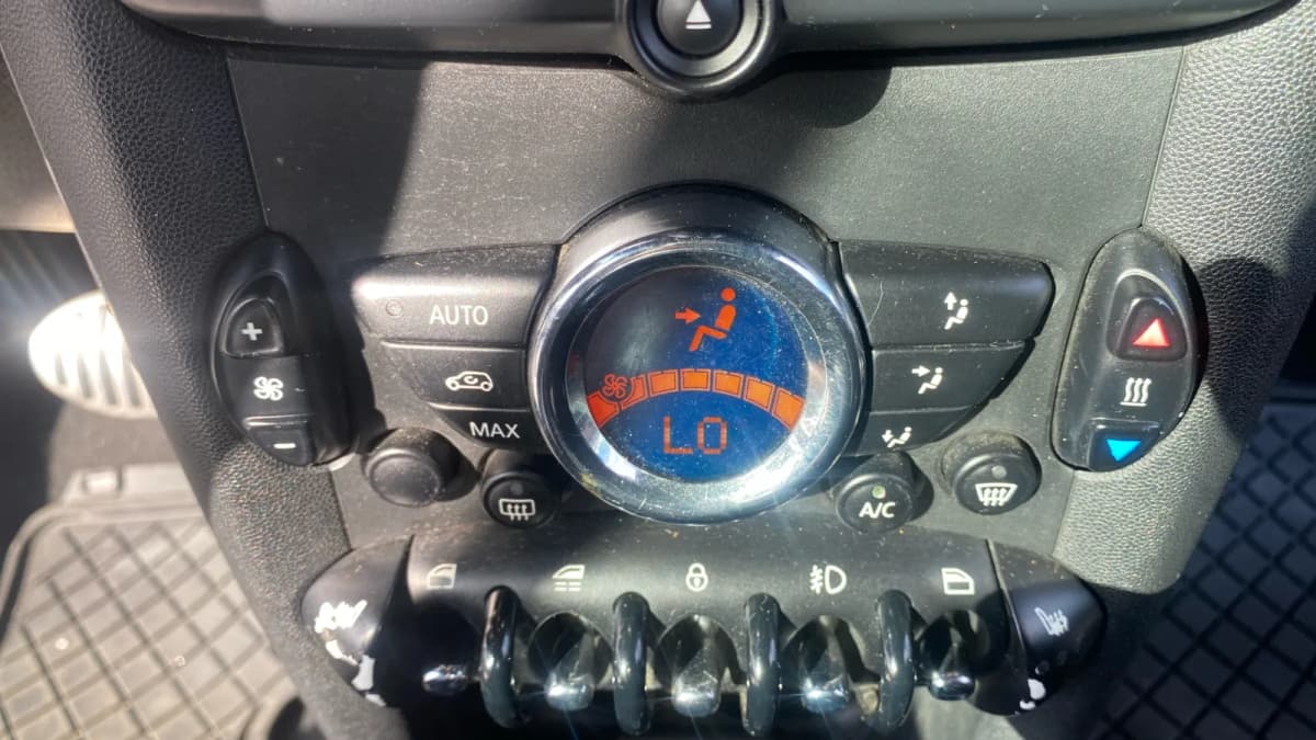 2015 MINI Cooper 19