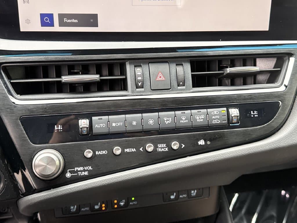 2025 Lexus ES Hybrid 17