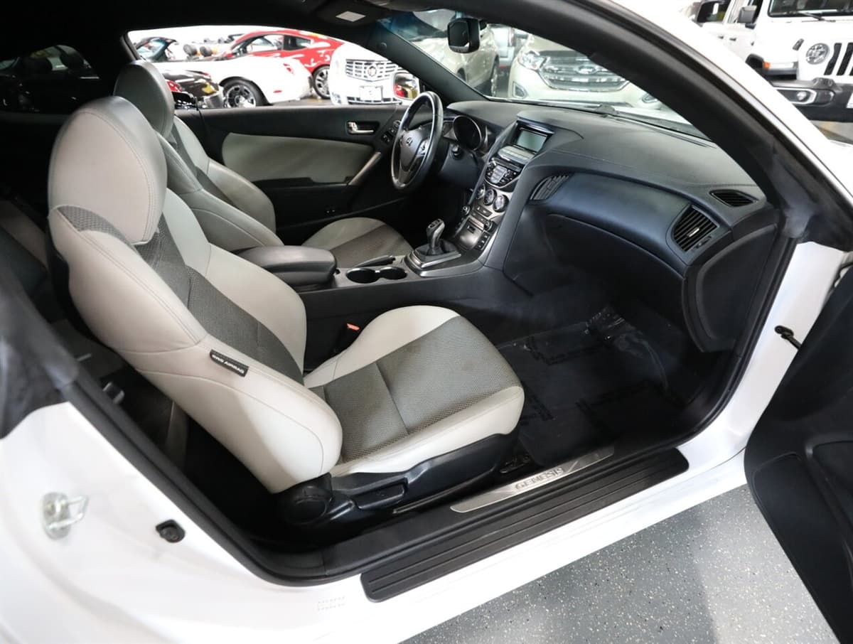 2015 Hyundai Genesis Coupe 18