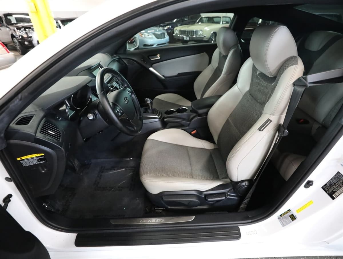 2015 Hyundai Genesis Coupe 25