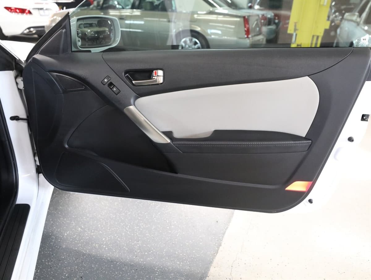 2015 Hyundai Genesis Coupe 17