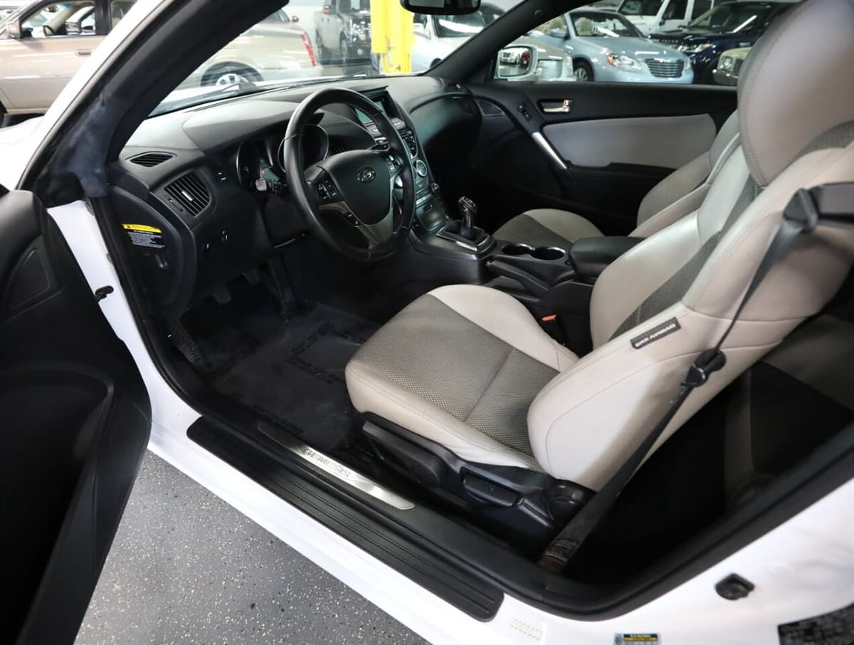 2015 Hyundai Genesis Coupe 24