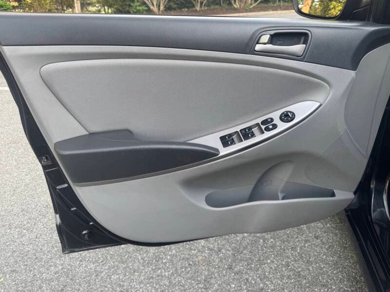 2016 Hyundai Accent 27