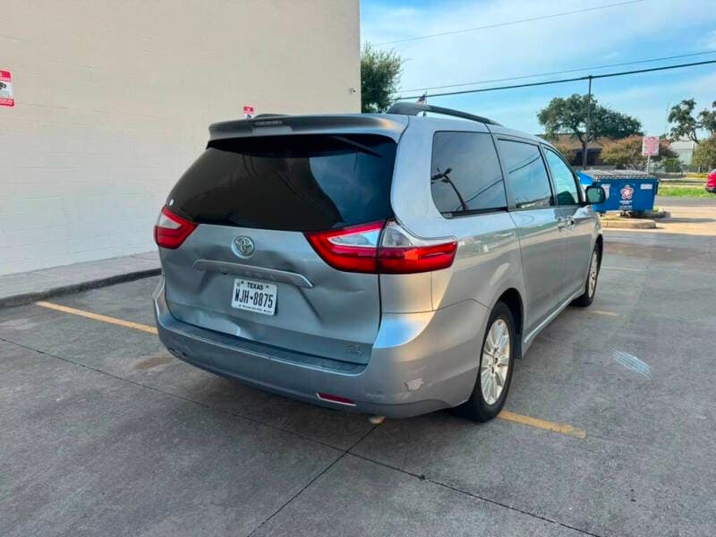 2015 Toyota Sienna 4