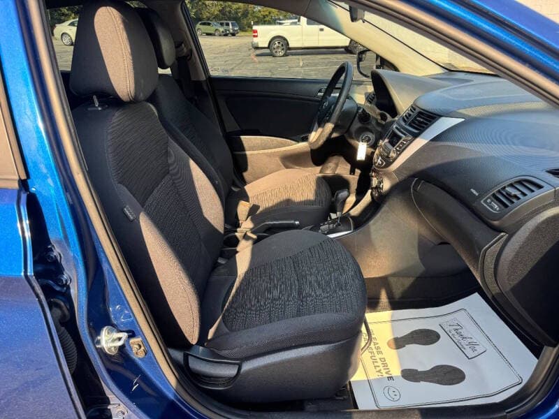 2016 Hyundai Accent 11