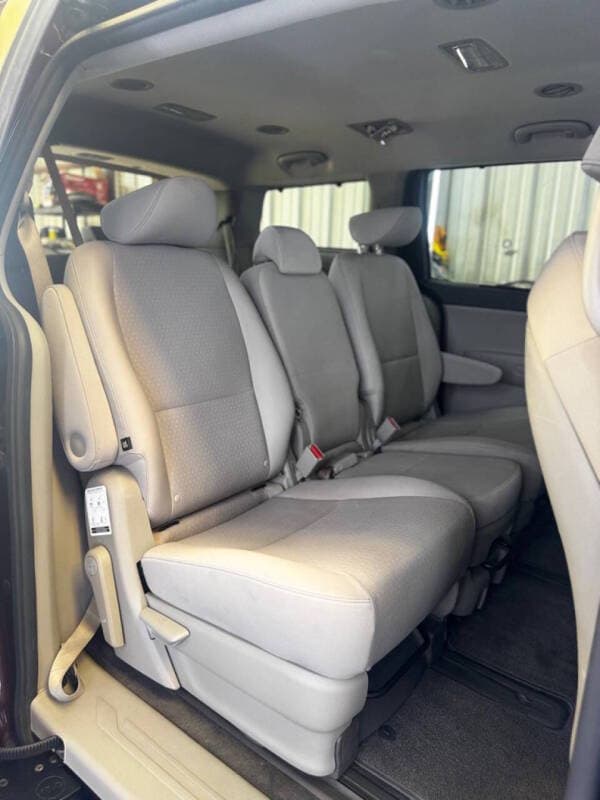 2016 Kia Sedona 11