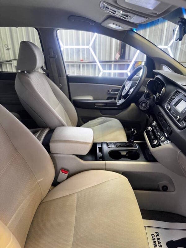 2016 Kia Sedona 10
