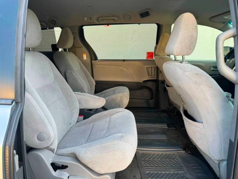 2015 Toyota Sienna 14