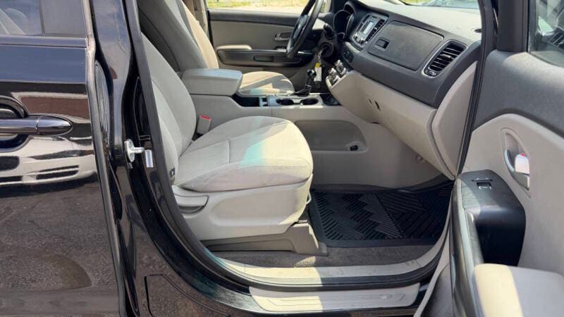 2015 Kia Sedona 21