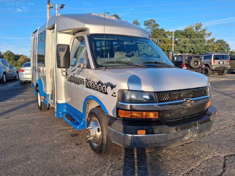 2014 Chevrolet Express Cutaway 2