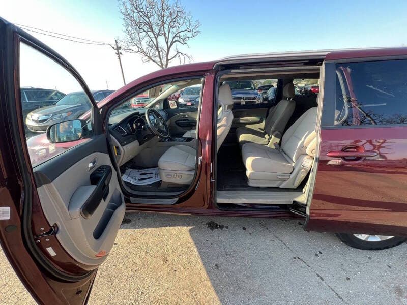 2015 Kia Sedona 13
