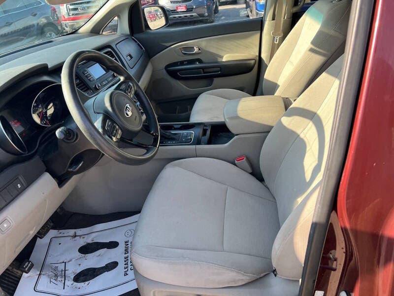2015 Kia Sedona 28