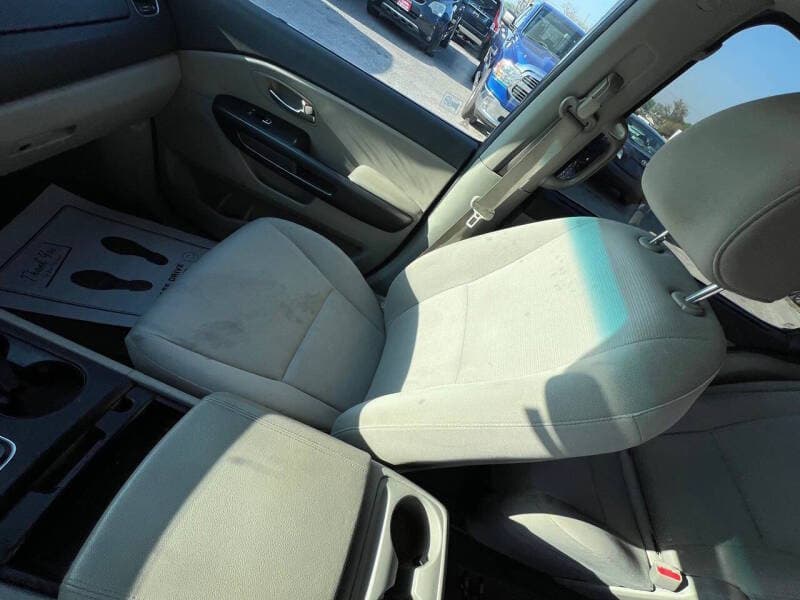 2015 Kia Sedona 9